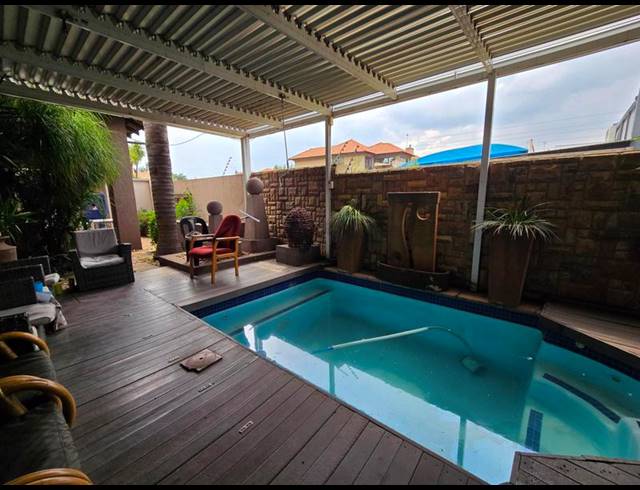 4 BEDROOM TOWNHOUSE FOR SALE IN VANDERBIJLPARK SW 5